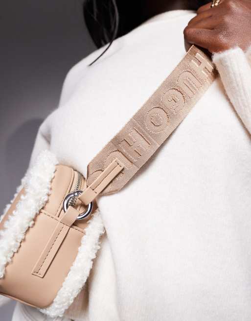 HUGO Red – Bel – Umhängetasche in Beige mit Teddyfutter, 2 von 4