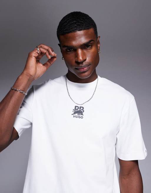 HUGO Red – Bull Racing – Capsule Deckies – Vit, avslappnad t-shirt med silverfärgad, centrerad logga