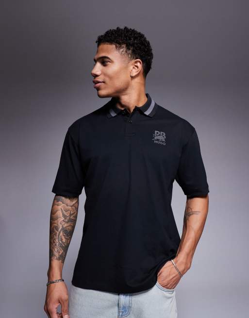 HUGO Red - Bull Racing Capsule - Dodac - Ruimvallende piqué polo met zilverkleurig logo en kraagje met strepen in zwart