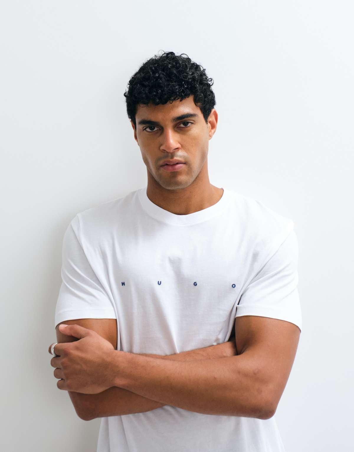 Hugo Red camiseta blanca con logotipo de texto en el pecho