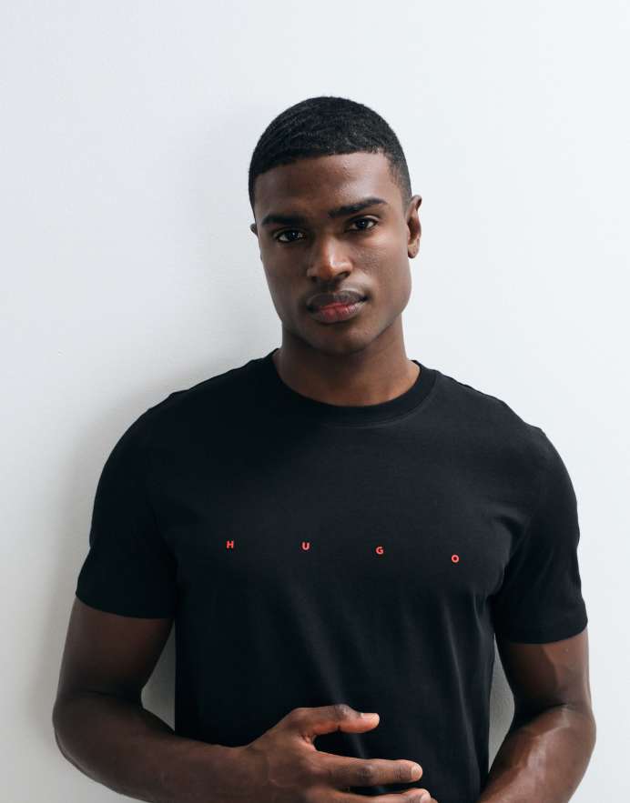 Hugo Red Camiseta negra con logo de texto en el pecho