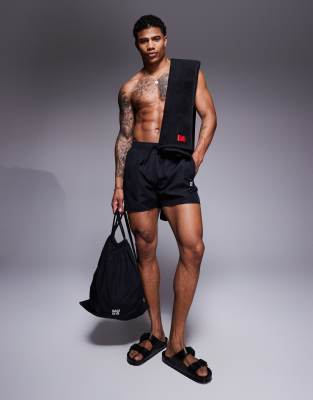 HUGO Red - Cruise - Ensemble avec short de bain, serviette et sac à logo - Noir