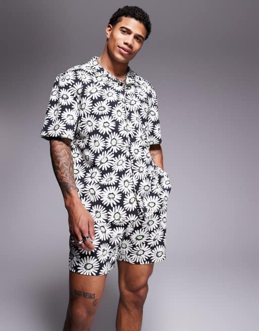 HUGO Red – Dazzy – Buntes Set mit Gänseblümchenmuster, aus kurzärmligem Strandhemd und Badeshorts, 2 von 4