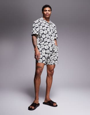 HUGO Red - Dazzy - Ensemble de plage avec short de bain et chemise à manches courtes et imprimé marguerites - Multicolore