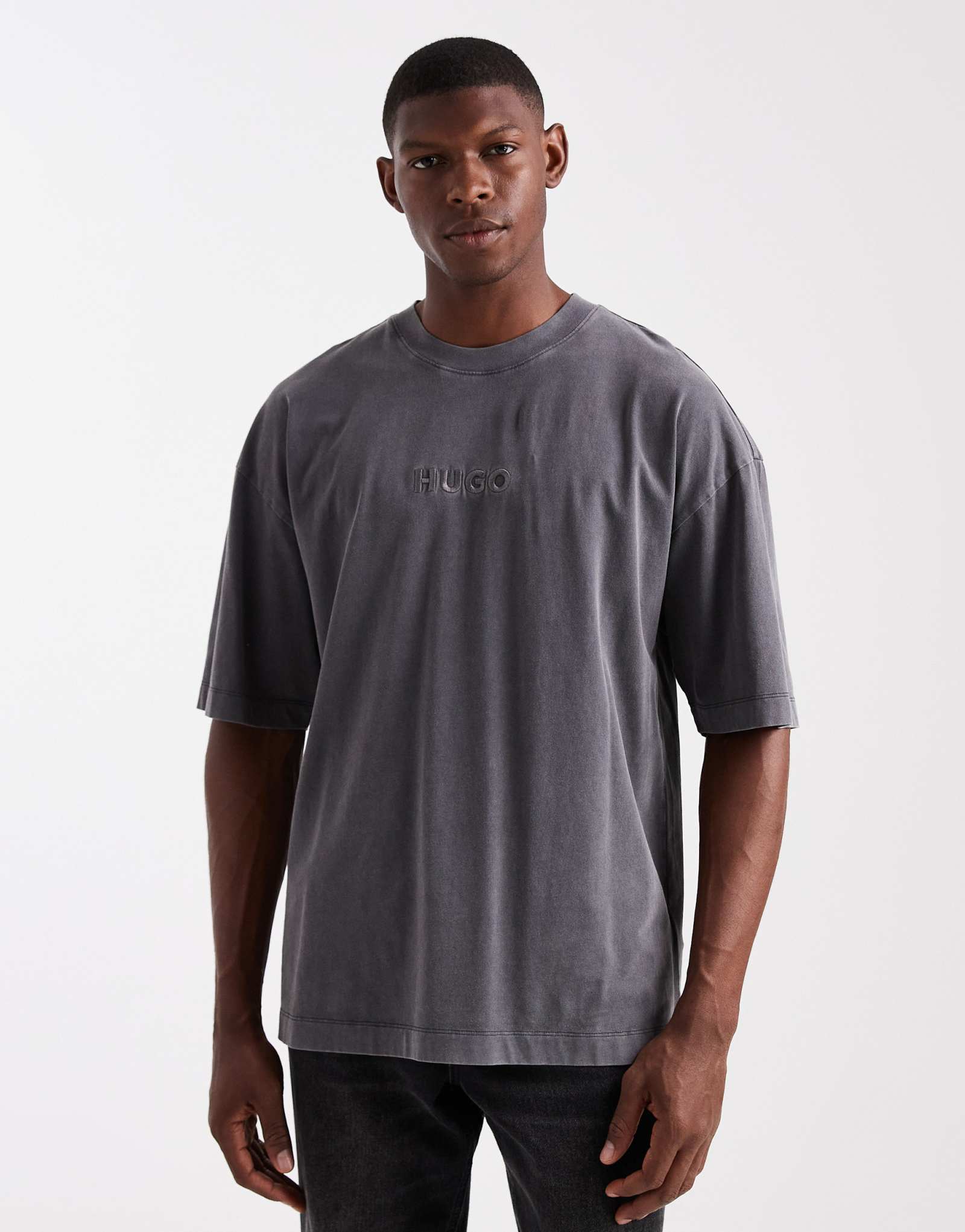 Футболка с объемной кислотной стиркой HUGO Red Delw central с логотипом цвета древесного угля