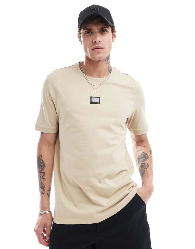 Hugo Red - diragolino t-shirt in beige with central logo badge