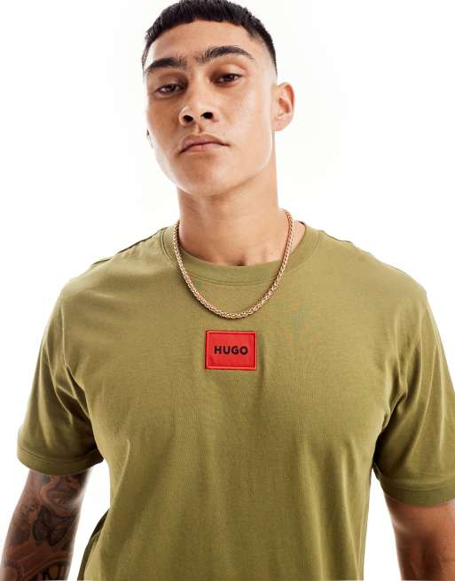 HUGO Red – Diragolino – Zielony T-shirt z naszywką na środku piersi