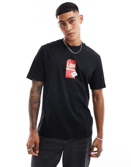 HUGO - Red Ditroso - T-shirt comoda nera con stampa di etichetta di viaggio in città