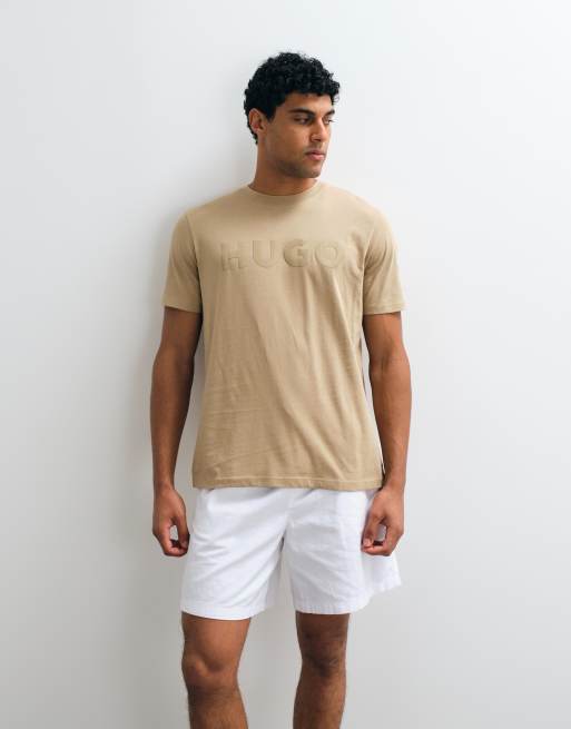 HUGO Red Dulivio camiseta beige con estampado tonal en el pecho, 2 de 5