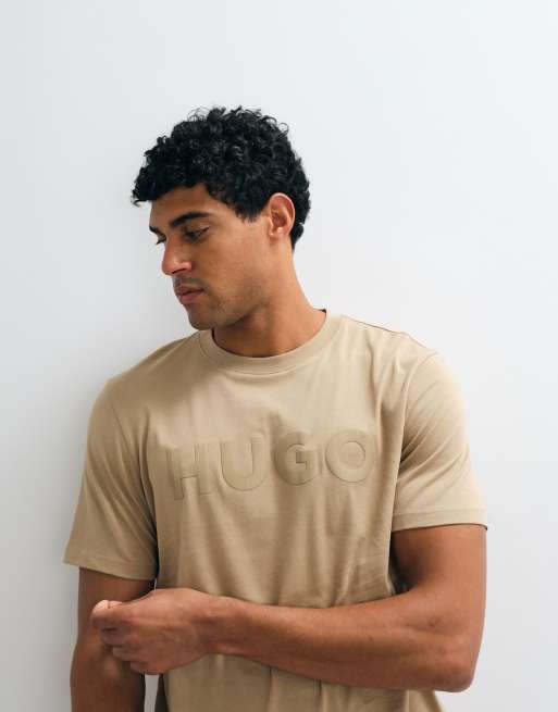 HUGO Red Dulivio camiseta beige con estampado tonal en el pecho, 3 de 5