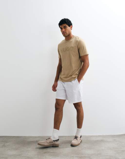 HUGO Red Dulivio camiseta beige con estampado tonal en el pecho, 4 de 5