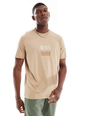 HUGO Red – Dusplit – T-Shirt in Beige - view 1