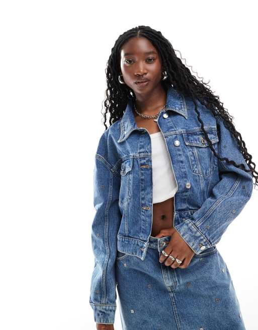 HUGO Red – Gisolia – Jeansjacke in mittelblauer Waschung mit durchgehendem Logo-Nietenmuster