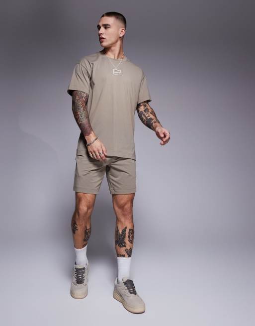 HUGO Red - Laze - Coordinato con pantaloncini e t-shirt da casa vestibilità comoda color marrone chiaro con logo squadrato al centro
