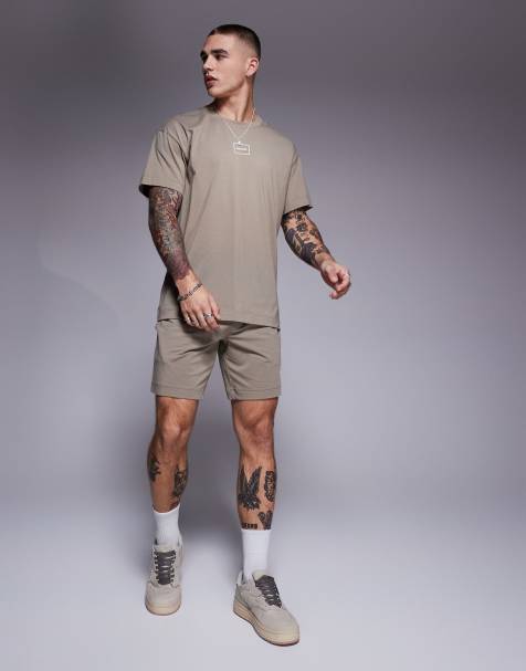 HUGO Red - Laze - Lysebrunt lounge-sæt med T-shirt med centralt firkantet logo i afslappet pasform og shorts - view 1