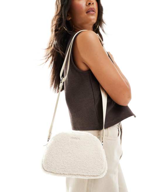 HUGO Red – Moon Bag zum Umhängen aus Teddyfell in Cremeweiß, 3 von 4