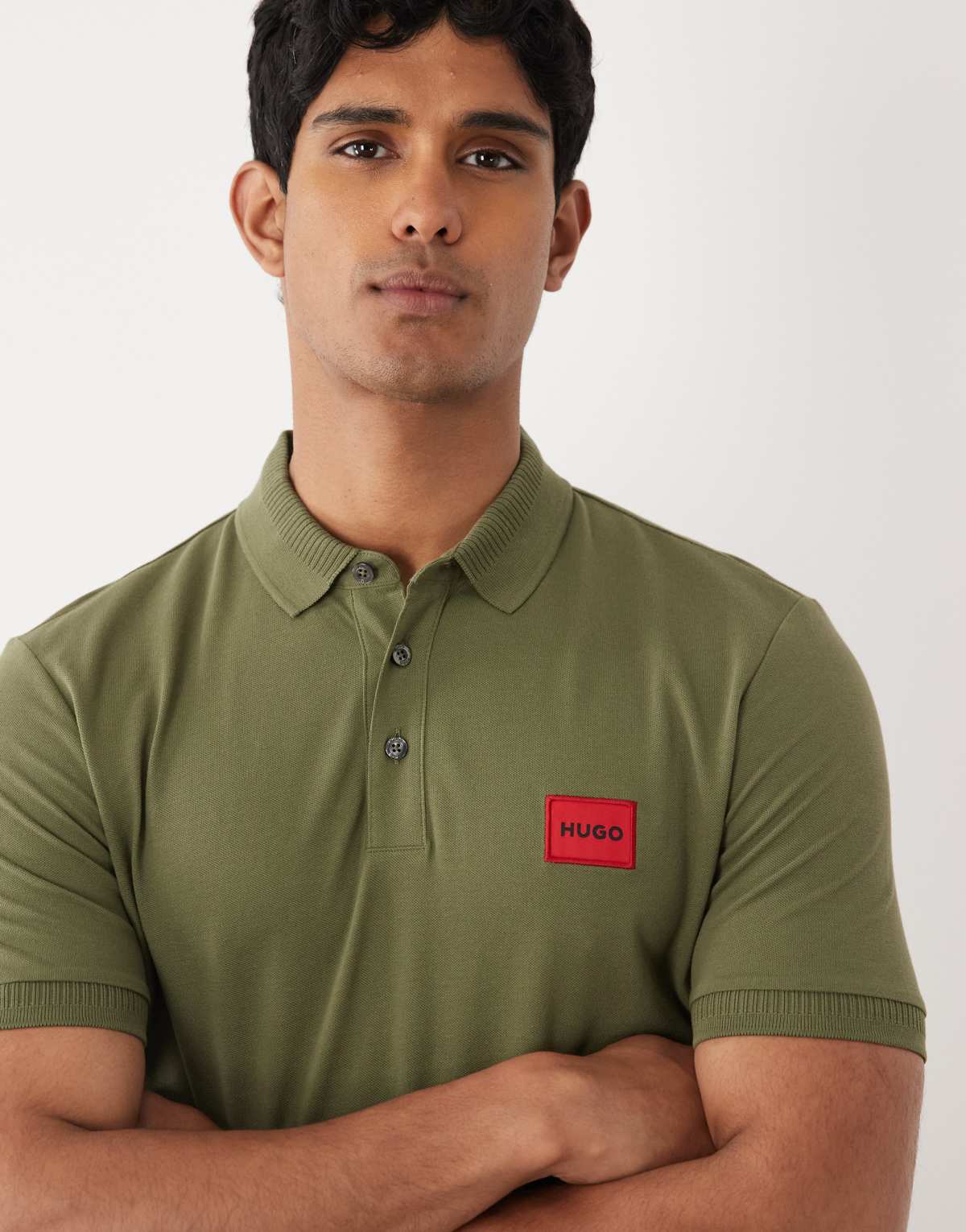 Hugo Red Polo verde de corte slim con etiqueta roja del logo en el pecho
