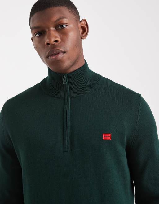 HUGO Red - San Quintus - Maglione verde scuro con zip corta ed etichetta del logo, 5 di 5