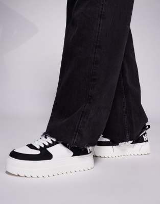 HUGO Red - Sneaker in Schwarz und Weiß mit Logo und dicker Plateausohle