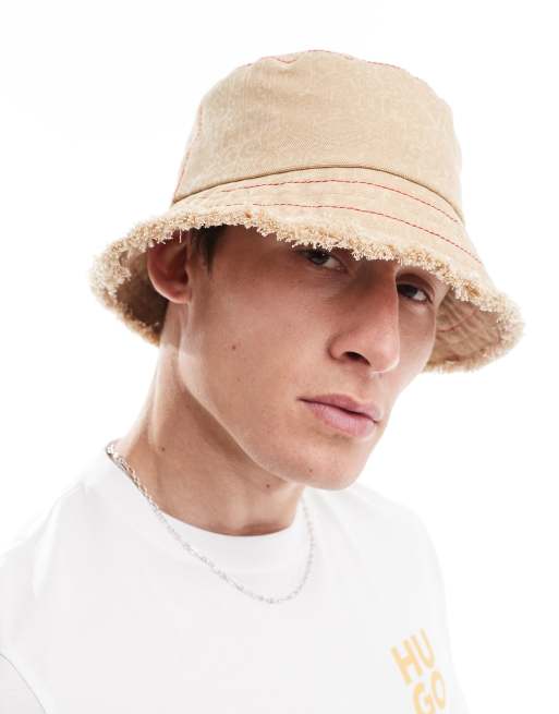 HUGO Red x Les Benjamins - Bucket hat in beige met print en rafelrand