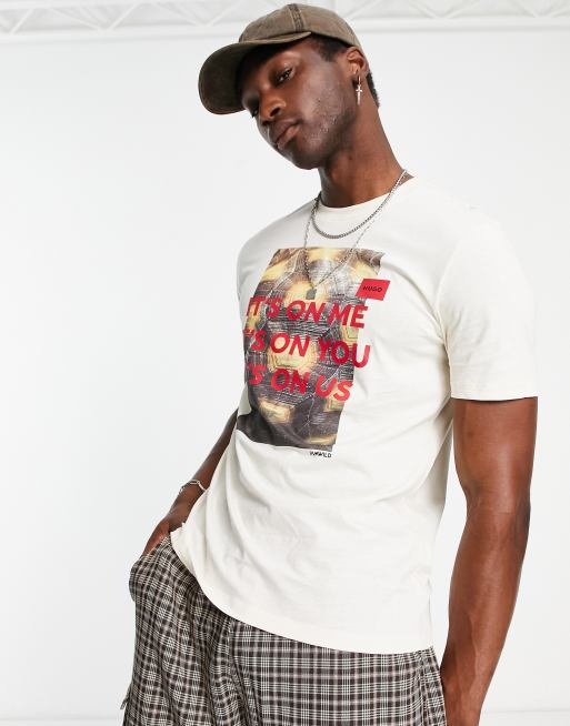 HUGO x I Am Wild Dinseng – T-Shirt in gebrochenem Weiß mit Frontgrafik 