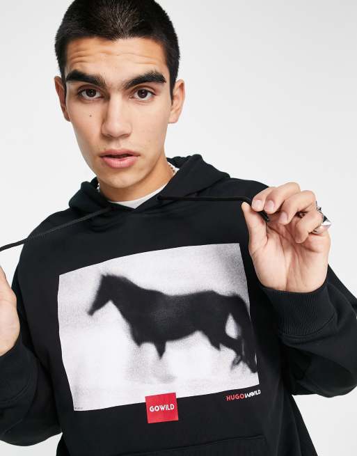 HUGO x I AM WILD - Dorse - Felpa comoda nera con cappuccio e stampa sul davanti