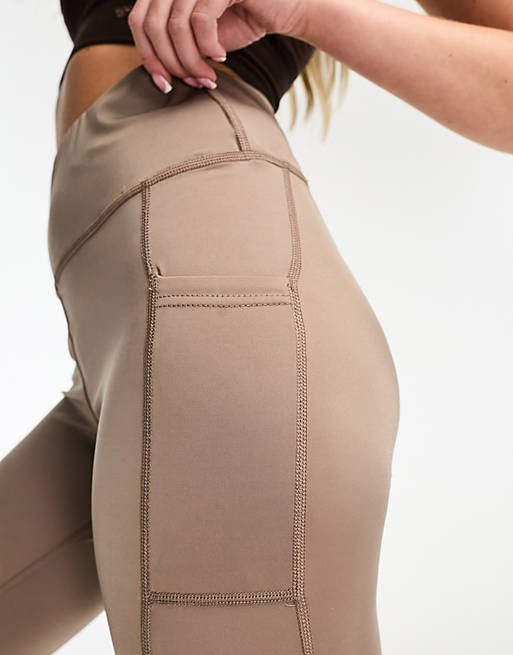 Hummel – Besonders elastische Leggings in Braun mit hohem Bund und  Seitentasche | ASOS