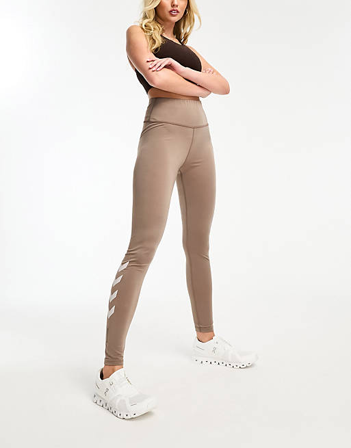 Hummel – Besonders elastische Leggings in Braun mit hohem Bund und  Seitentasche | ASOS