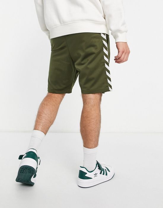 https://images.asos-media.com/products/hummel-classic-track-shorts-in-olive/201455643-2?$n_550w$&wid=550&fit=constrain
