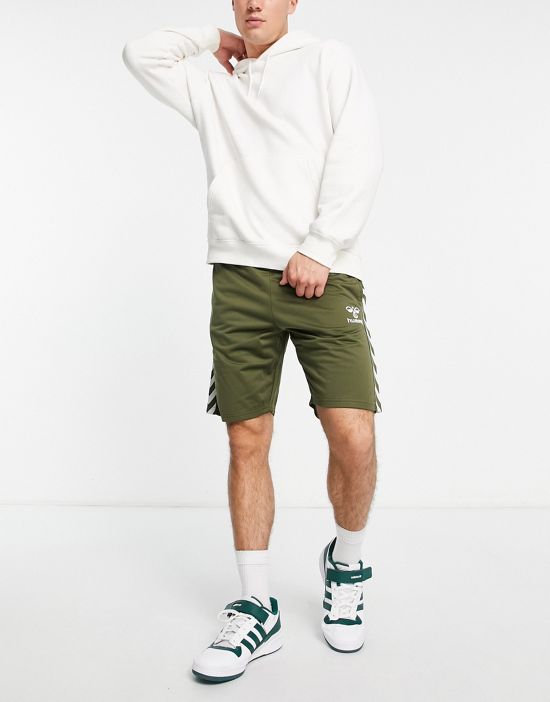 https://images.asos-media.com/products/hummel-classic-track-shorts-in-olive/201455643-4?$n_550w$&wid=550&fit=constrain