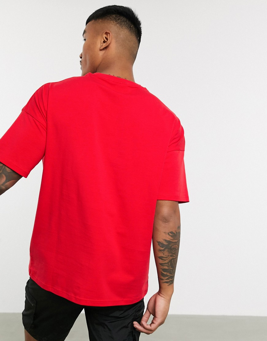 Hummel – Hive – Röd, panelsydd t-shirt med logga på bröstet