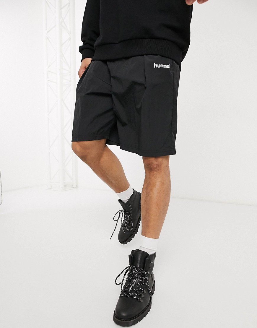 Hummel – Hive – Svarta shorts i nylon med långa veck
