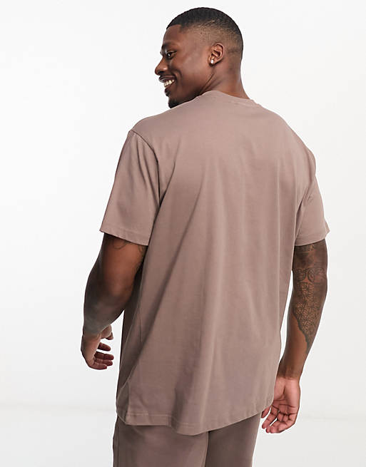 Hummel – Jersey-T-Shirt in Braun mit Logo | ASOS