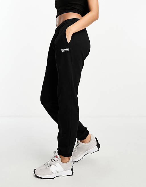 Hummel – Jogginghose aus Sweatshirt-Stoff in Schwarz mit Logo | ASOS