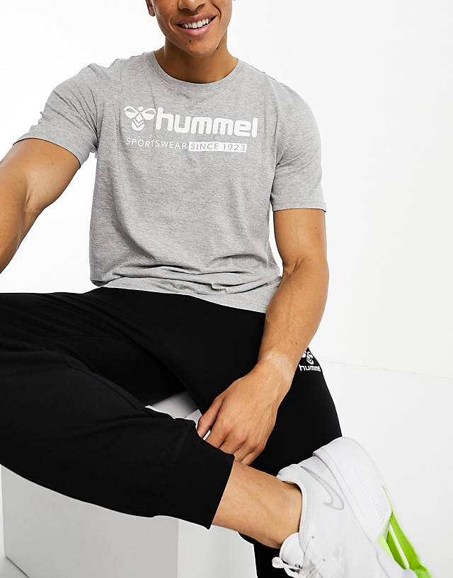 Hummel - regular fit t-shirt with oversized logo in grey