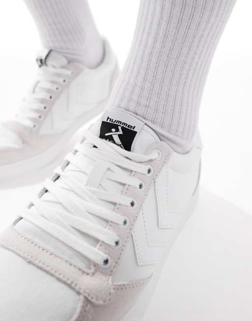 Hummel – Slimmer Stadil – Farblich abgestimmte Low Top Sneaker aus Canvas in Weiß, 4 von 5
