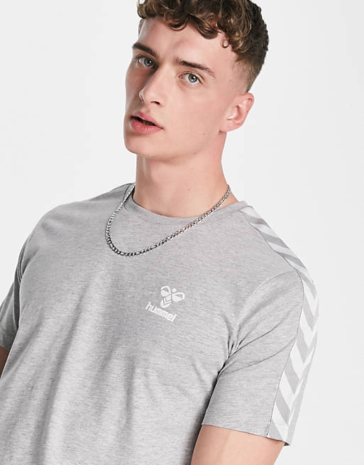hummel – T-Shirt mit klassischen Winkeln in Grau | ASOS
