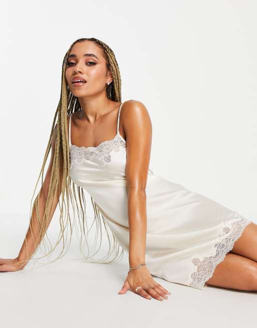 Hunkemoller Bridal – Satynowa koszula na ramiączkach z koronkowym wykończeniem w kolorze szampana