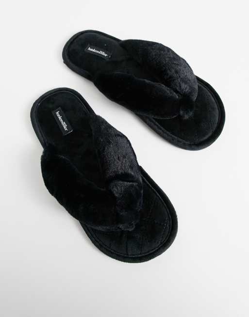Hunkemöller – Flauschige Zehenstegsandalen in Schwarz