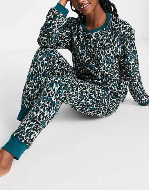 Hunkemoller – Kuschliger Microfleece-Pyjama in einem Beutel mit blauem Leopardenmuster, 3 von 4