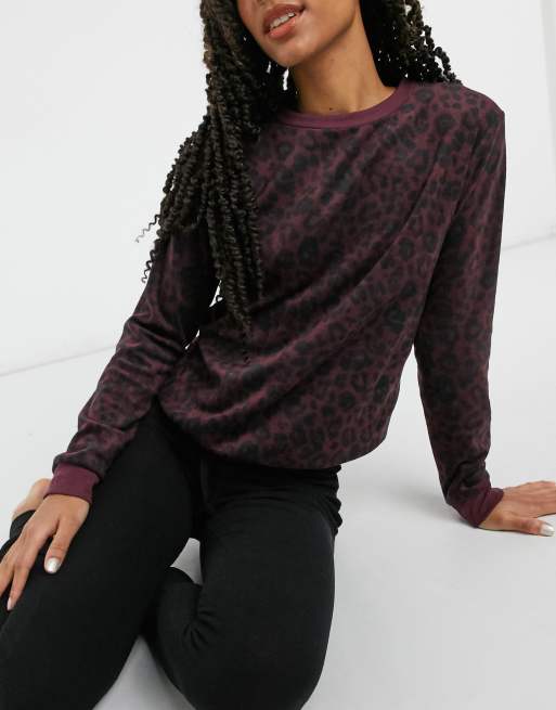 Hunkemöller micro fleece leopard printed lounge top in wine red, 4 of 4