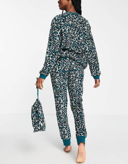 Hunkemoller - Pigiama comodo in micropile con stampa leopardata blu con sacchetto, 4 di 4