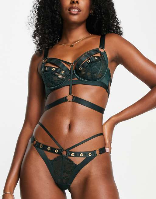 Hunkemoller – Sadie – Zielone, wysoko wycięte stringi typu tanga z paseczkami i metalowymi elementami