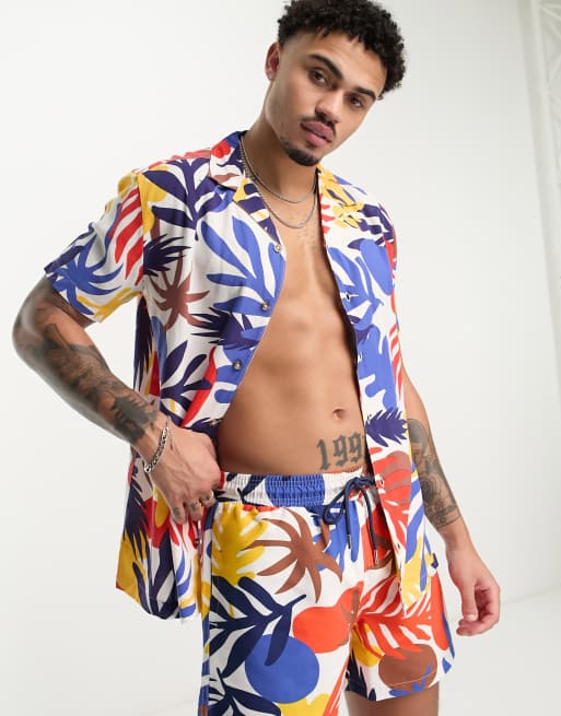 Hunky Trunks – Strandhemd mit weiß-blauem Blattprint