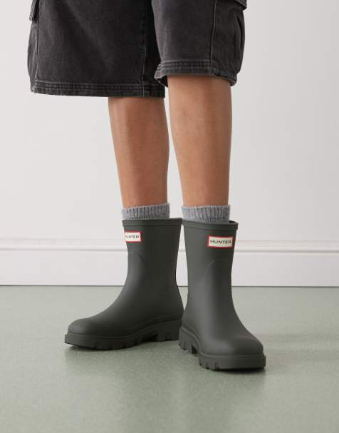 Hunter – Downpour – Gummistiefel in dunklem Olivgrün mit kurzem Schaft - view 1