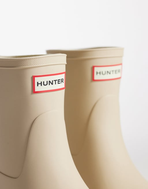 Hunter Downpour short wellington boot in beige, 2 of 4