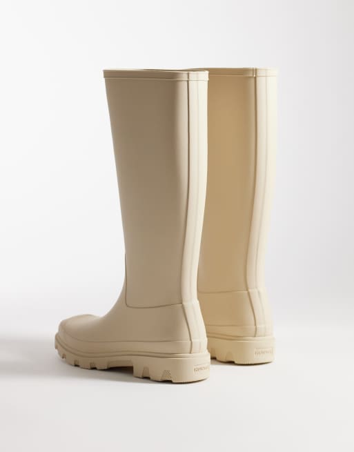 Hunter Downpour tall wellington boot in beige, 3 of 4