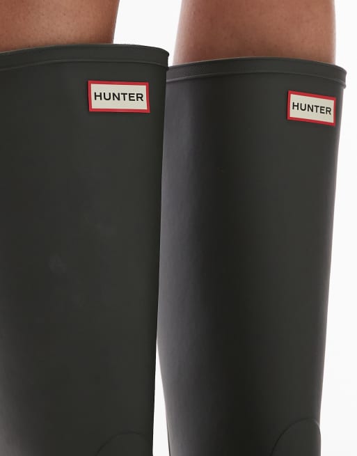 Hunter Downpour tall wellington boots in dark olive, 3 of 4