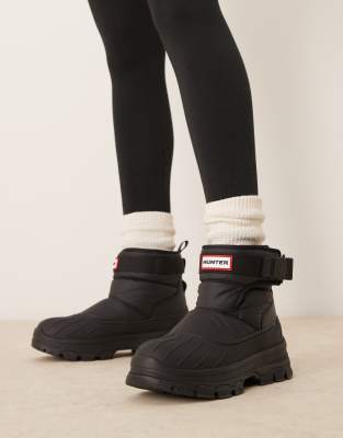 Hunter Intrepid short buckle snow boots in black