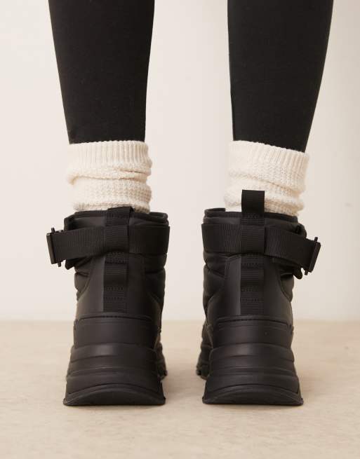 Hunter Intrepid short buckle snow boots in black | ASOS